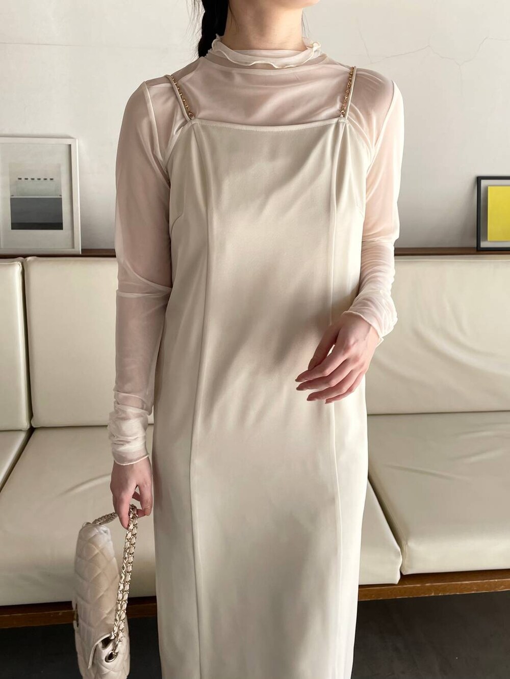 ホワイト系のドレス、ホワイト系のショルダーバッグ、ベージュ系のパンプスを着用したレディースの春コーディネートの3枚目の写真