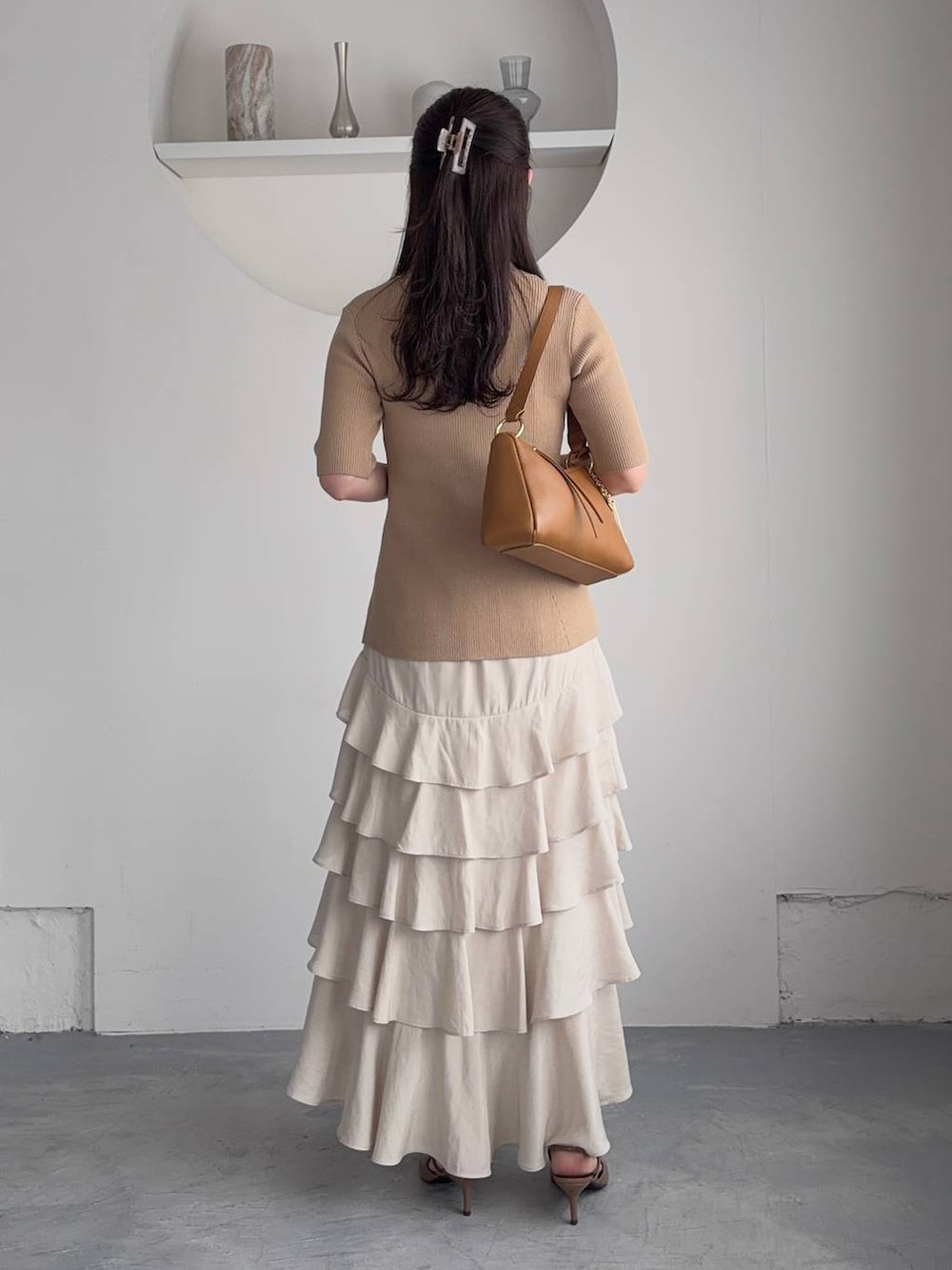 ブラウン系のサンダル、イエロー系のショルダーバッグ、ベージュ系のカーディガン/ボレロを着用したレディースの春コーディネートの2枚目の写真