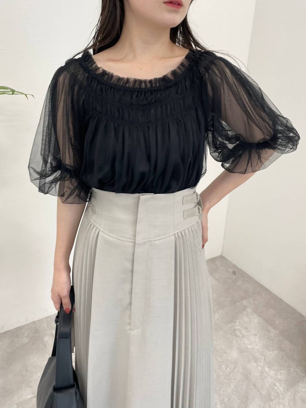 ブラック系のショルダーバッグ、ホワイト系のサンダル、ブルー系のシャツ/ブラウスを着用したレディースの夏コーディネートの4枚目の写真