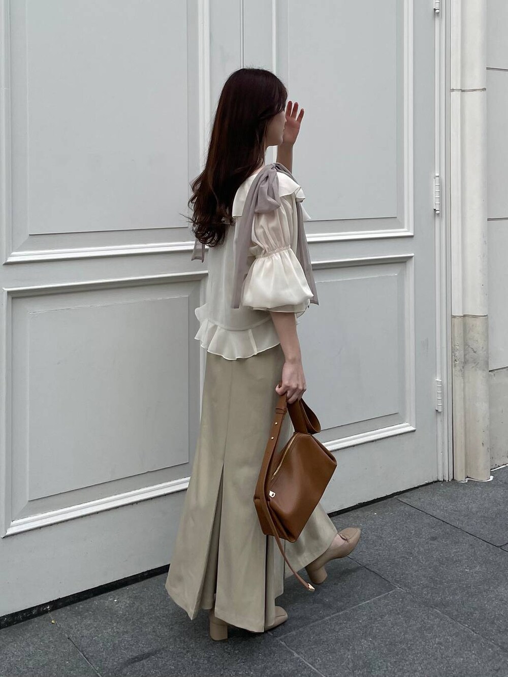 ホワイト系のシャツ/ブラウス、ブラウン系のショルダーバッグ、ベージュ系のワンピースを着用したレディースの夏コーディネートの5枚目の写真