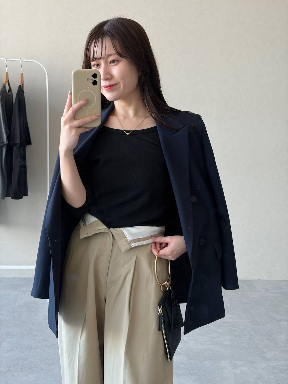 ブルー系のテーラードジャケット、ブラック系のサンダル、ブラック系のショルダーバッグを着用したレディースの春コーディネートの3枚目の写真