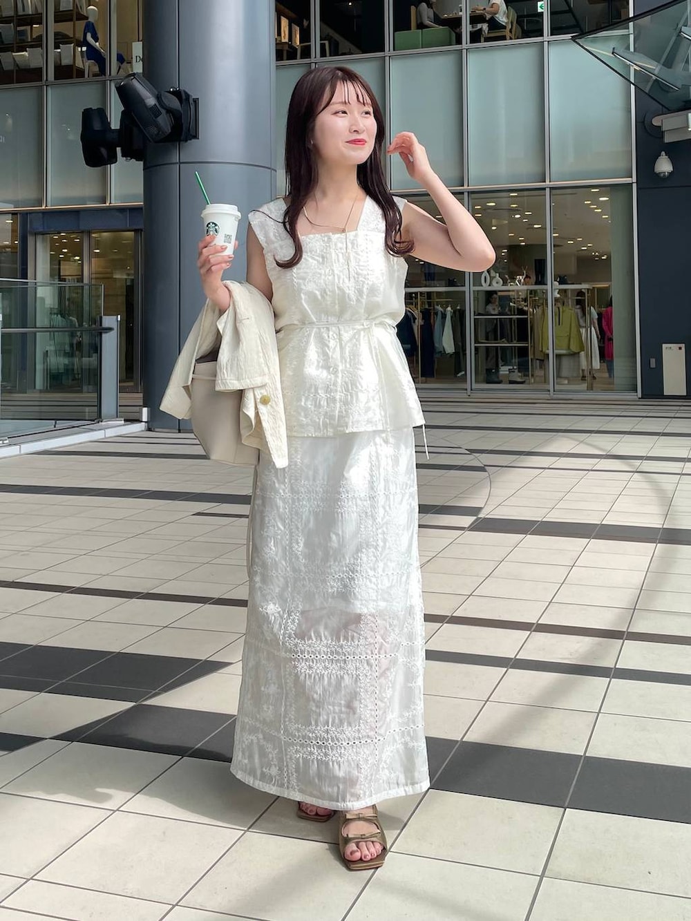 ブラウン系のサンダル、ホワイト系のテーラードジャケット、ホワイト系のシャツ/ブラウスを着用したレディースの夏コーディネートの5枚目の写真