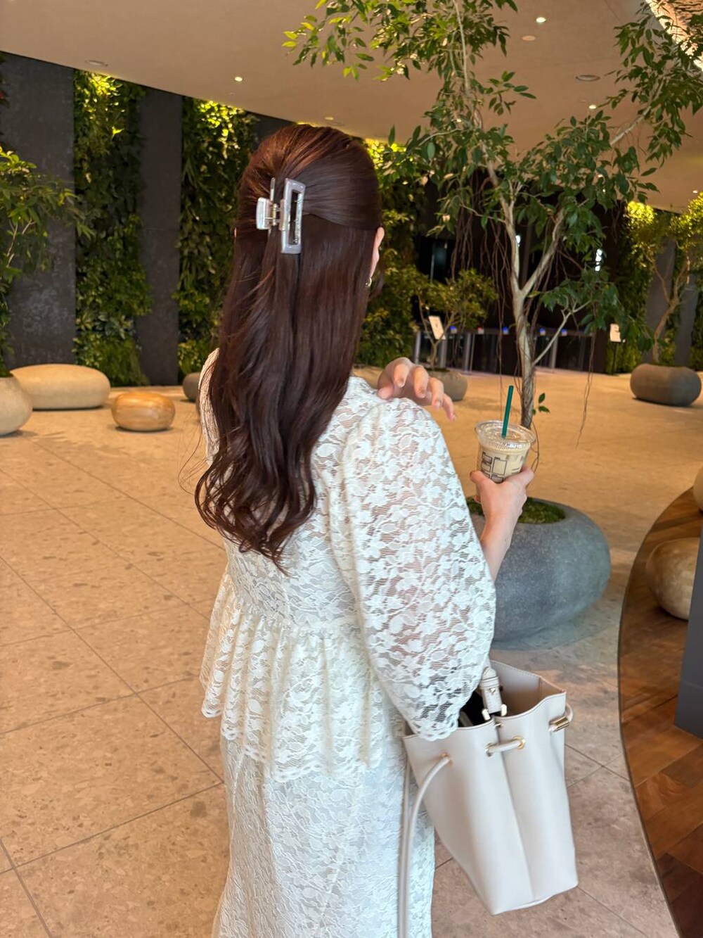 ホワイト系のシャツ/ブラウス、ホワイト系のスカートを着用したレディースの夏コーディネートの3枚目の写真