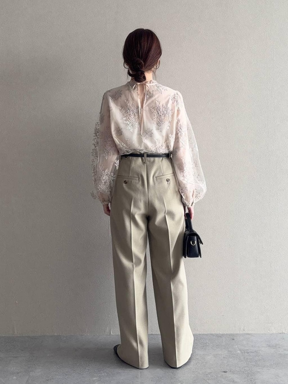 ブラック系のローファー、ブラック系のショルダーバッグ、ベージュ系のテーラードジャケットを着用したレディースの冬コーディネートの4枚目の写真