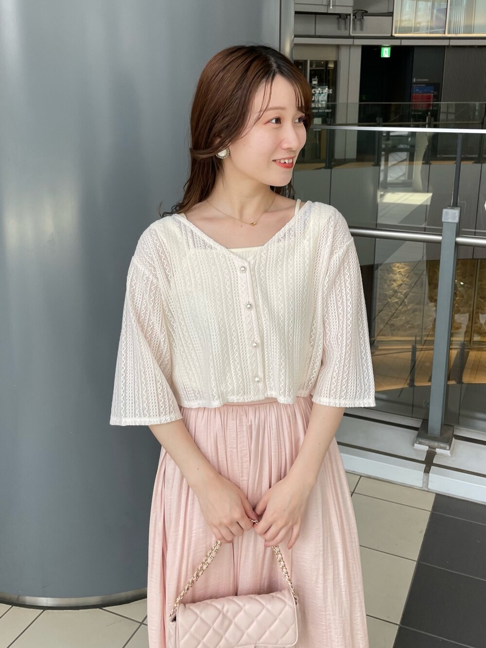ホワイト系のカーディガン/ボレロ、ピンク系のショルダーバッグ、ホワイト系のサンダルを着用したレディースの春コーディネートの3枚目の写真