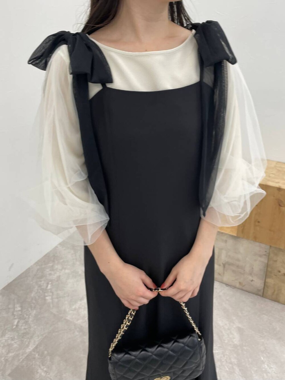 ホワイト系のTシャツ/カットソー、ブラック系のワンピース、ブラック系のショルダーバッグを着用したレディースの夏コーディネートの4枚目の写真