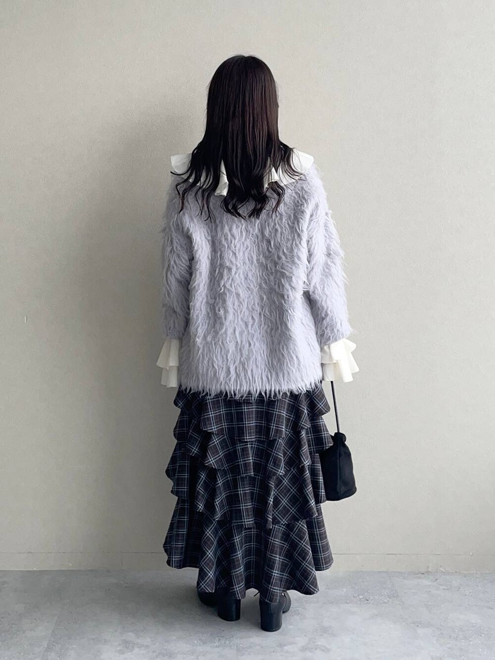 ホワイト系のシャツ/ブラウス、グレー系のカーディガン/ボレロ、ブラウン系のスカートを着用したレディースの秋コーディネートの2枚目の写真