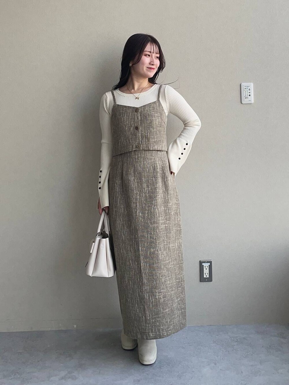 ホワイト系のピーコート、ホワイト系のブーツ、ホワイト系のニット/セーターを着用したレディースの秋コーディネートの3枚目の写真