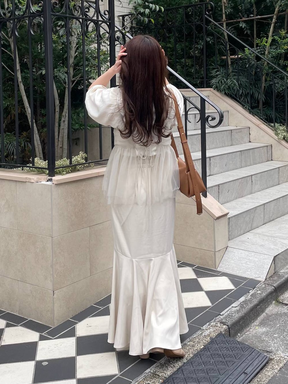 ホワイト系のキャミソール、ホワイト系のシャツ/ブラウス、ホワイト系のスカートを着用したレディースの春コーディネートの2枚目の写真