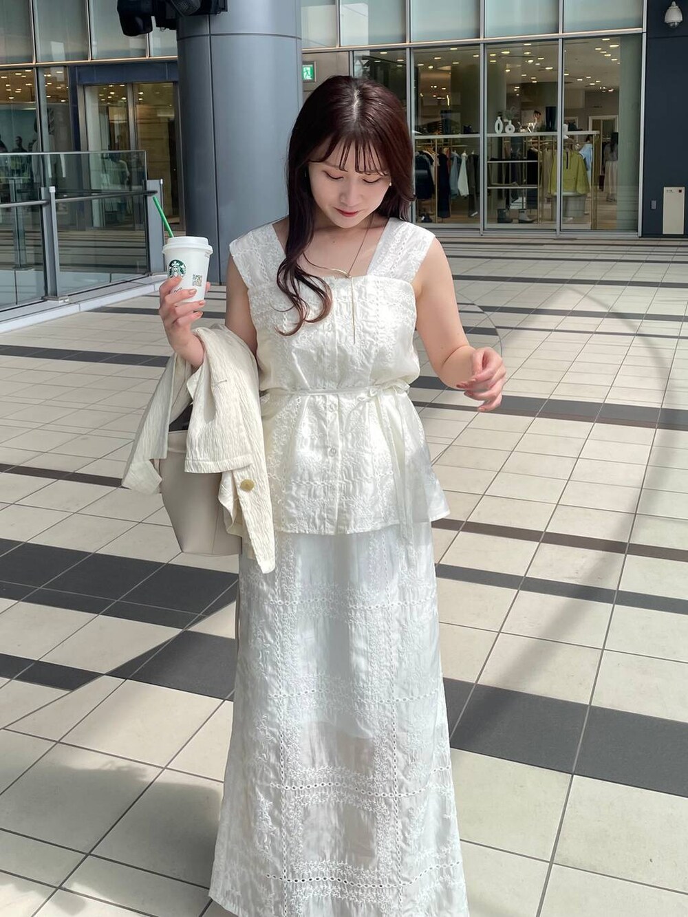 ブラウン系のサンダル、ホワイト系のテーラードジャケット、ホワイト系のシャツ/ブラウスを着用したレディースの夏コーディネートの6枚目の写真