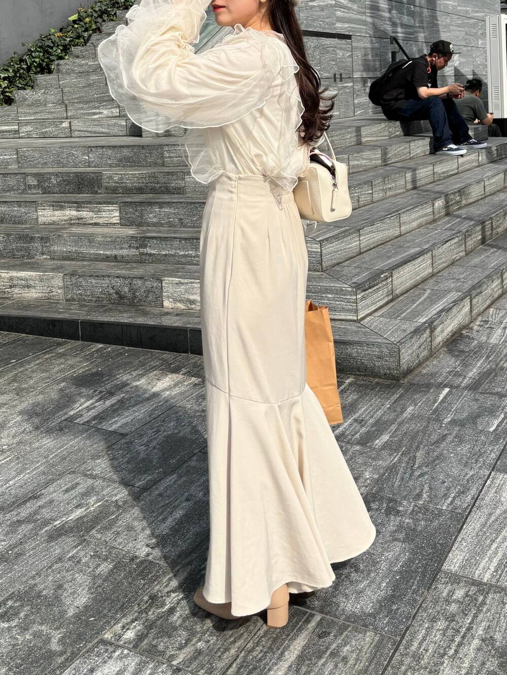 ホワイト系のシャツ/ブラウス、ホワイト系のスカートを着用したレディースの秋コーディネートの2枚目の写真