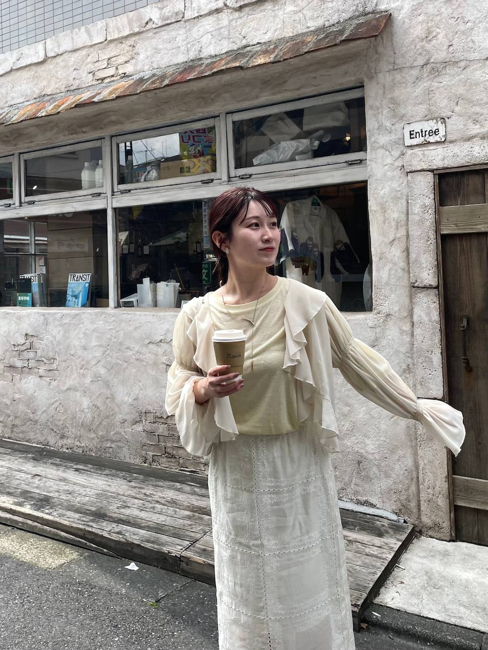 ベージュ系のパンプス、イエロー系のTシャツ/カットソー、ホワイト系のスカートを着用したレディースの春コーディネートの4枚目の写真