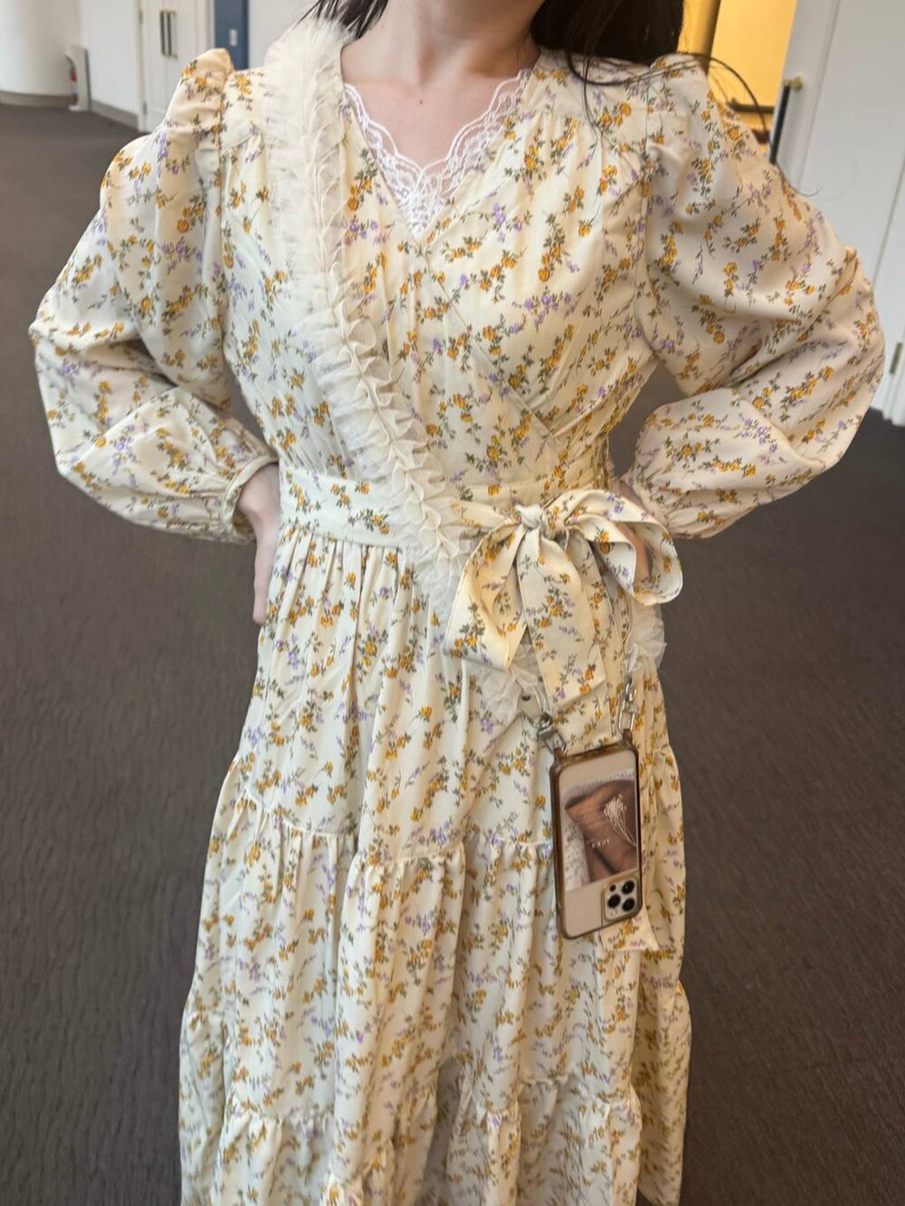 ホワイト系のタンクトップ、ホワイト系のワンピース、シルバー系のハンドバッグを着用したレディースの春コーディネートの3枚目の写真