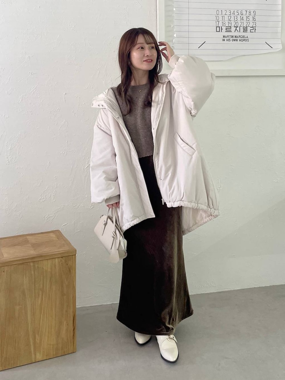 ホワイト系のブルゾン、ホワイト系のボストンバッグ、ホワイト系のその他シューズを着用したレディースの秋コーディネートの2枚目の写真