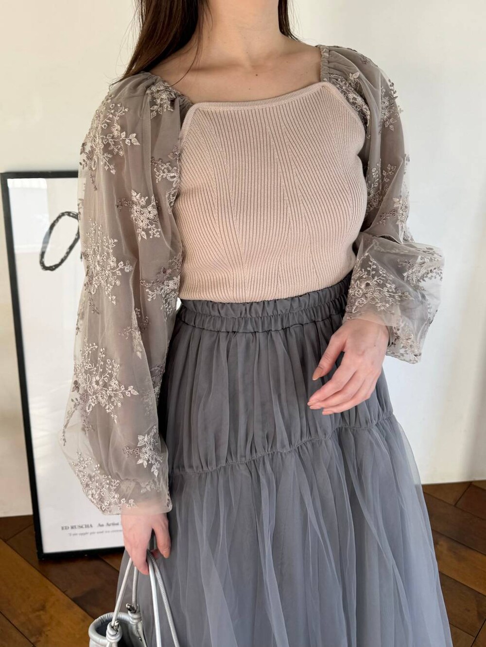 シルバー系のバレエシューズ、グレー系のスカート、ブラウン系のニット/セーターを着用したレディースの春コーディネートの4枚目の写真