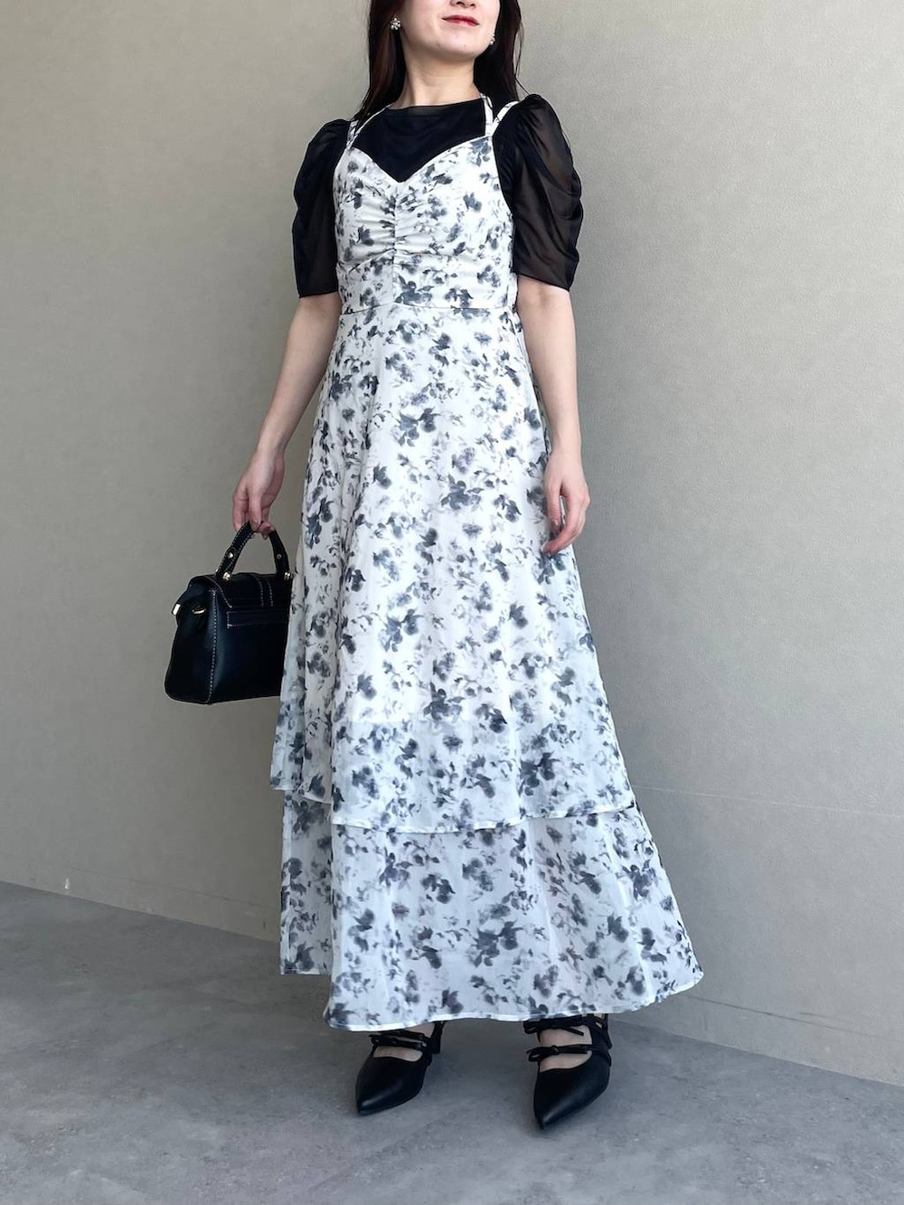 「モテ、デート/ロマンティック、mysty woman、キャミワンピース、パンプス、夏コーデ、フェミニン、低身長」｜「mysty womanのラメシアーギャザースリーブプルオーバー　453391（Tシャツ/カットソー、ブラック系）」を使った、MiOさん（レディース・155cm）の春コーディネートの3枚目の写真