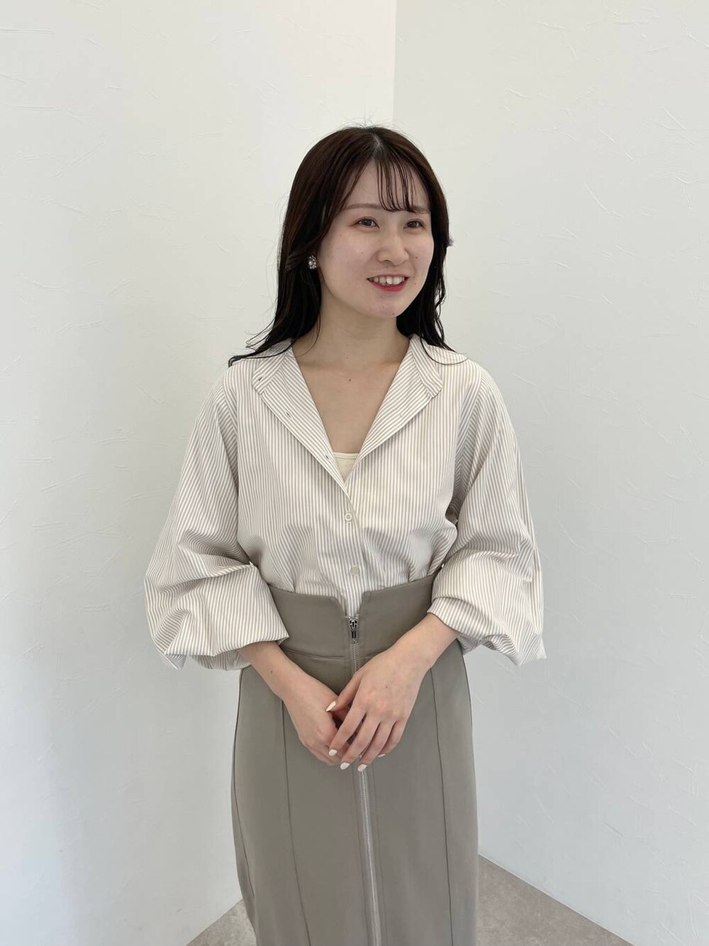 ブラック系のバレエシューズ、ベージュ系のシャツ/ブラウス、ブラウン系のショルダーバッグを着用したレディースの春コーディネートの5枚目の写真