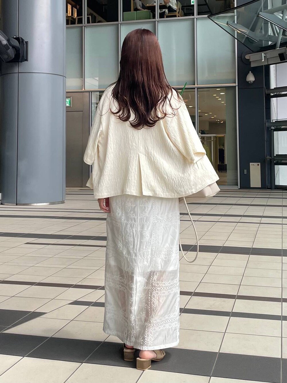 ブラウン系のサンダル、ホワイト系のテーラードジャケット、ホワイト系のシャツ/ブラウスを着用したレディースの夏コーディネートの3枚目の写真