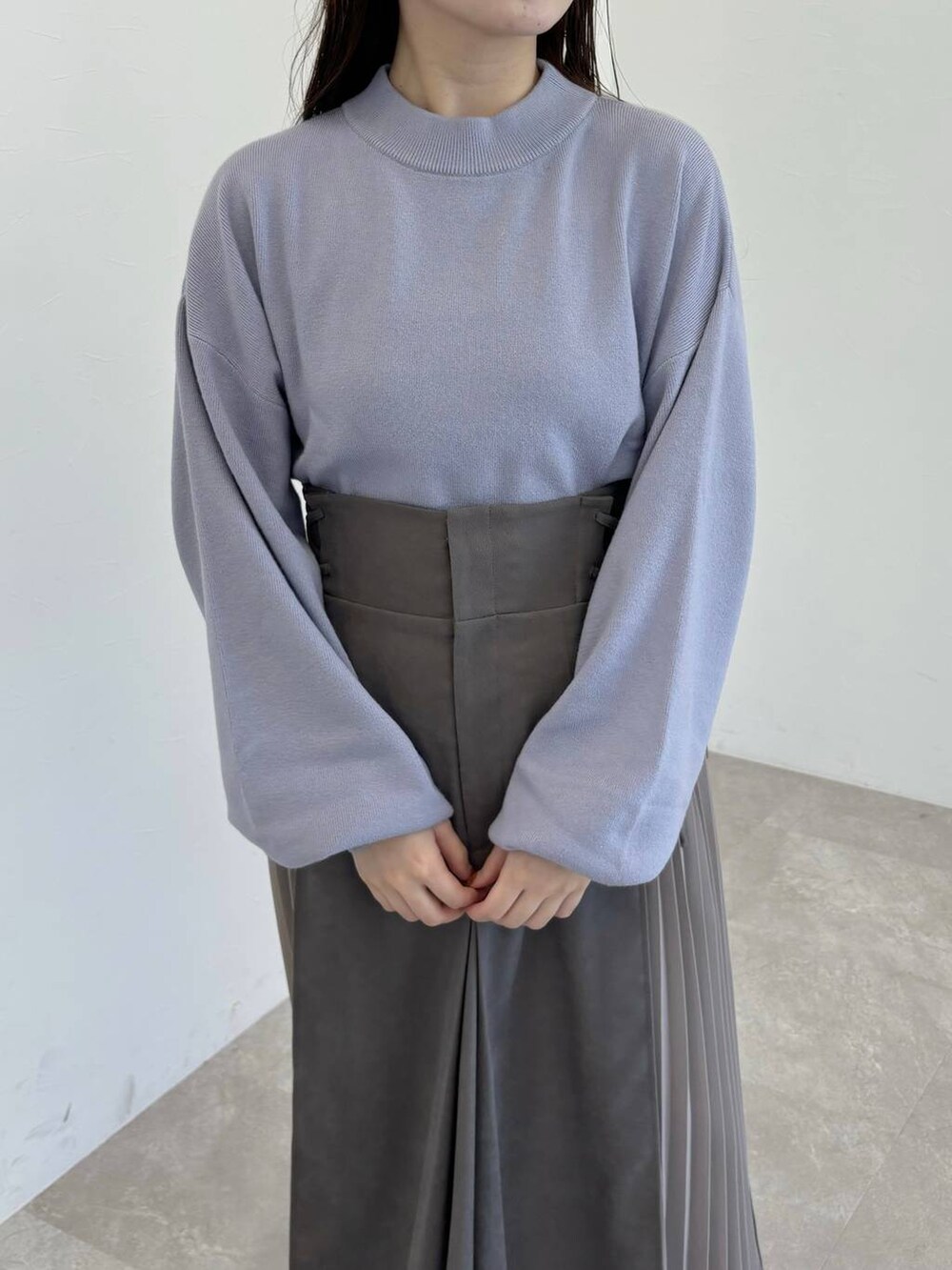 ブラック系のブーツ、ブラック系のブルゾン、ブラック系のショルダーバッグを着用したレディースの冬コーディネートの6枚目の写真