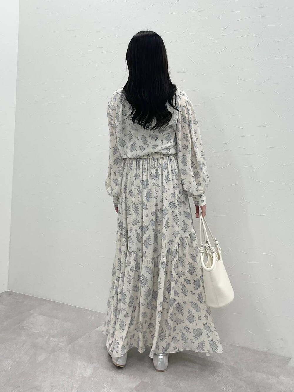 シルバー系のバレエシューズ、ブルー系のシャツ/ブラウス、ブルー系のスカートを着用したレディースの冬コーディネートの2枚目の写真