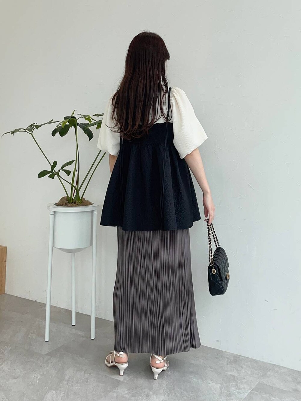 ホワイト系のシャツ/ブラウス、ブラック系のショルダーバッグ、ブラック系のキャミソールを着用したレディースの夏コーディネートの2枚目の写真