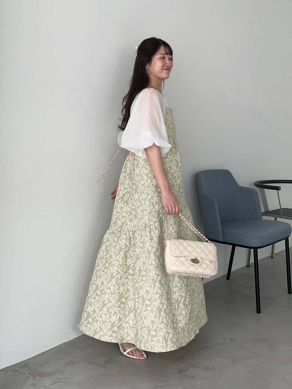 ホワイト系のTシャツ/カットソー、グリーン系のワンピース、ホワイト系のショルダーバッグを着用したレディースの夏コーディネートの3枚目の写真