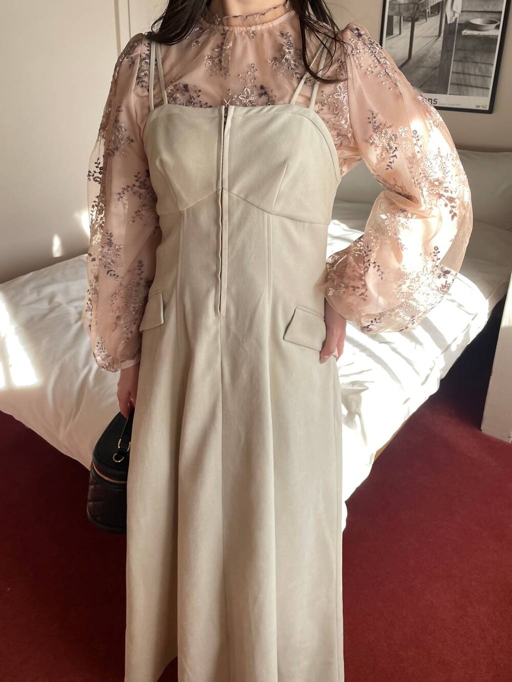 ホワイト系のワンピース、ブラック系のショルダーバッグ、ピンク系のシャツ/ブラウスを着用したレディースの冬コーディネートの4枚目の写真