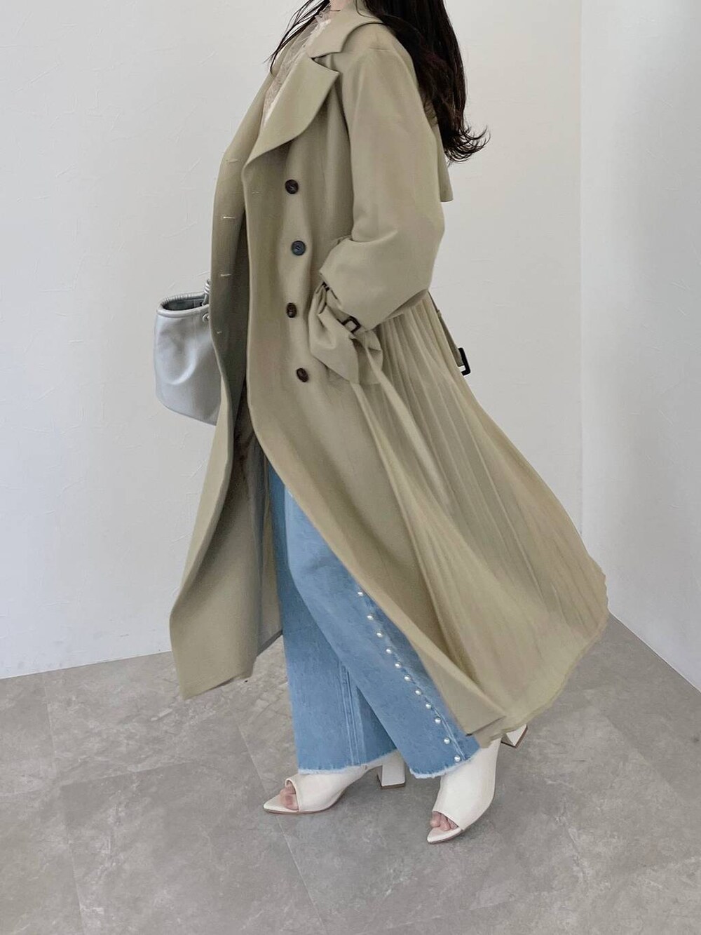 ホワイト系のシャツ/ブラウス、シルバー系のハンドバッグ、ホワイト系のブーツを着用したレディースの冬コーディネートの3枚目の写真