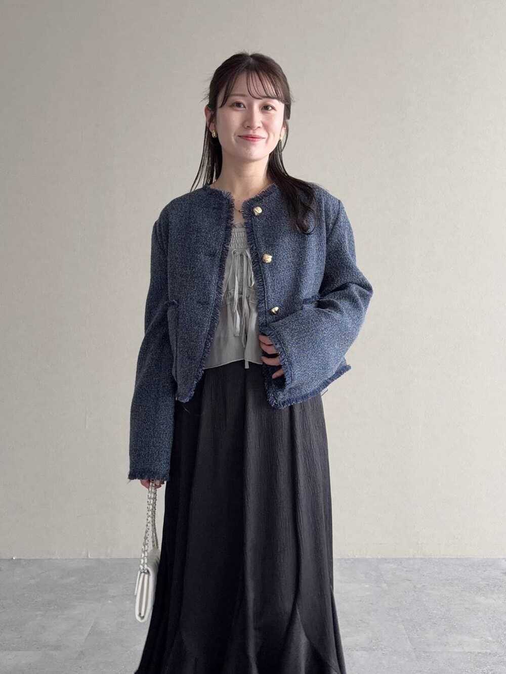 ブラック系のサンダル、グレー系のシャツ/ブラウス、ブルー系のノーカラージャケットを着用したレディースの春コーディネートの3枚目の写真