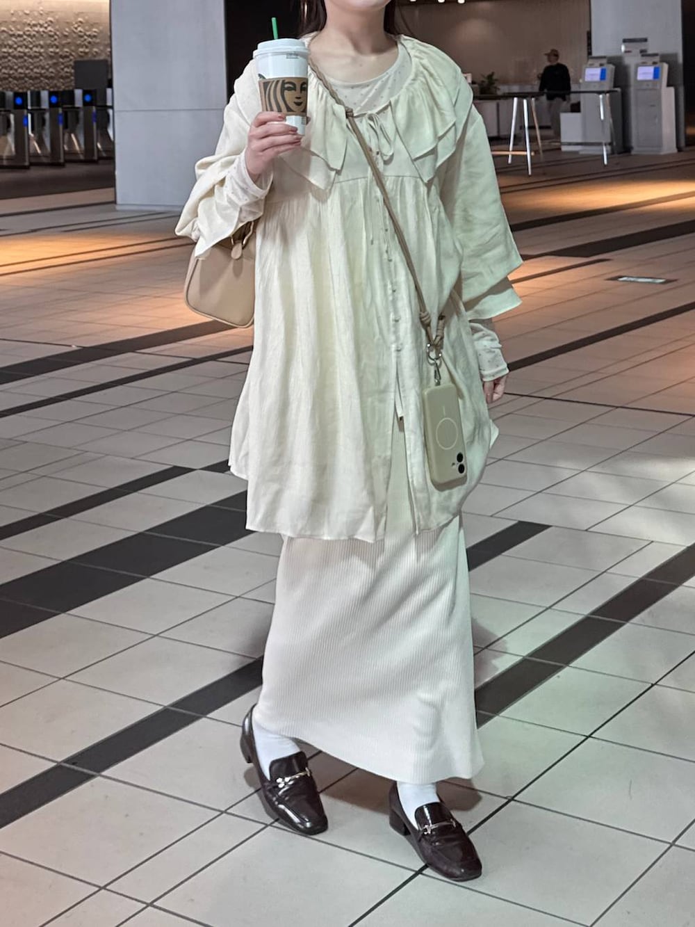 ゴールド系のボストンバッグ、ホワイト系のTシャツ/カットソー、ホワイト系のシャツ/ブラウスを着用したレディースの春コーディネートの4枚目の写真