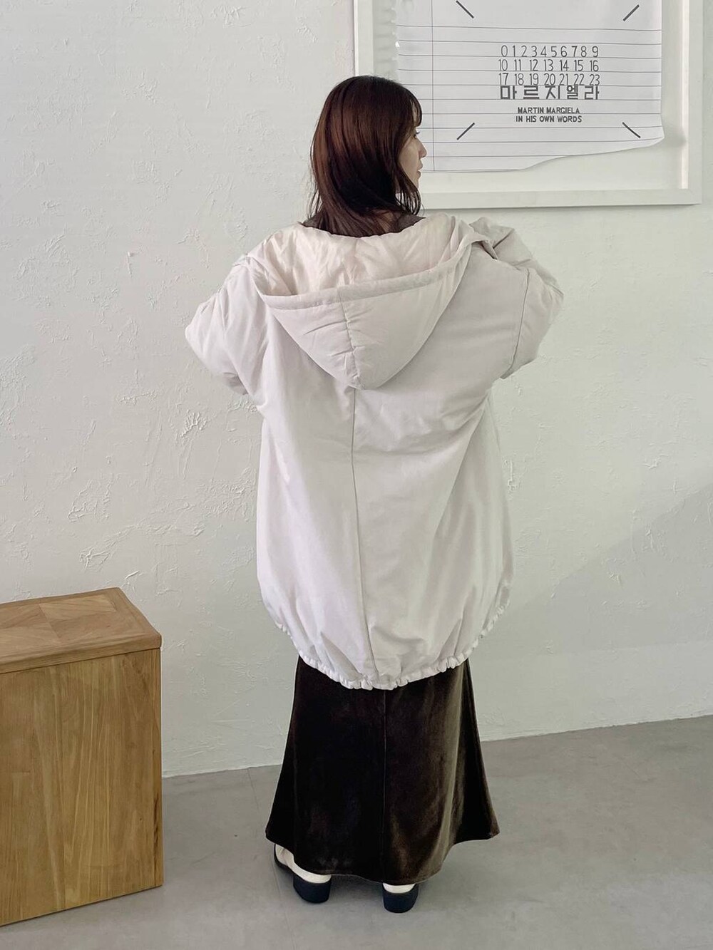 ホワイト系のブルゾン、ホワイト系のボストンバッグ、ホワイト系のその他シューズを着用したレディースの秋コーディネートの3枚目の写真