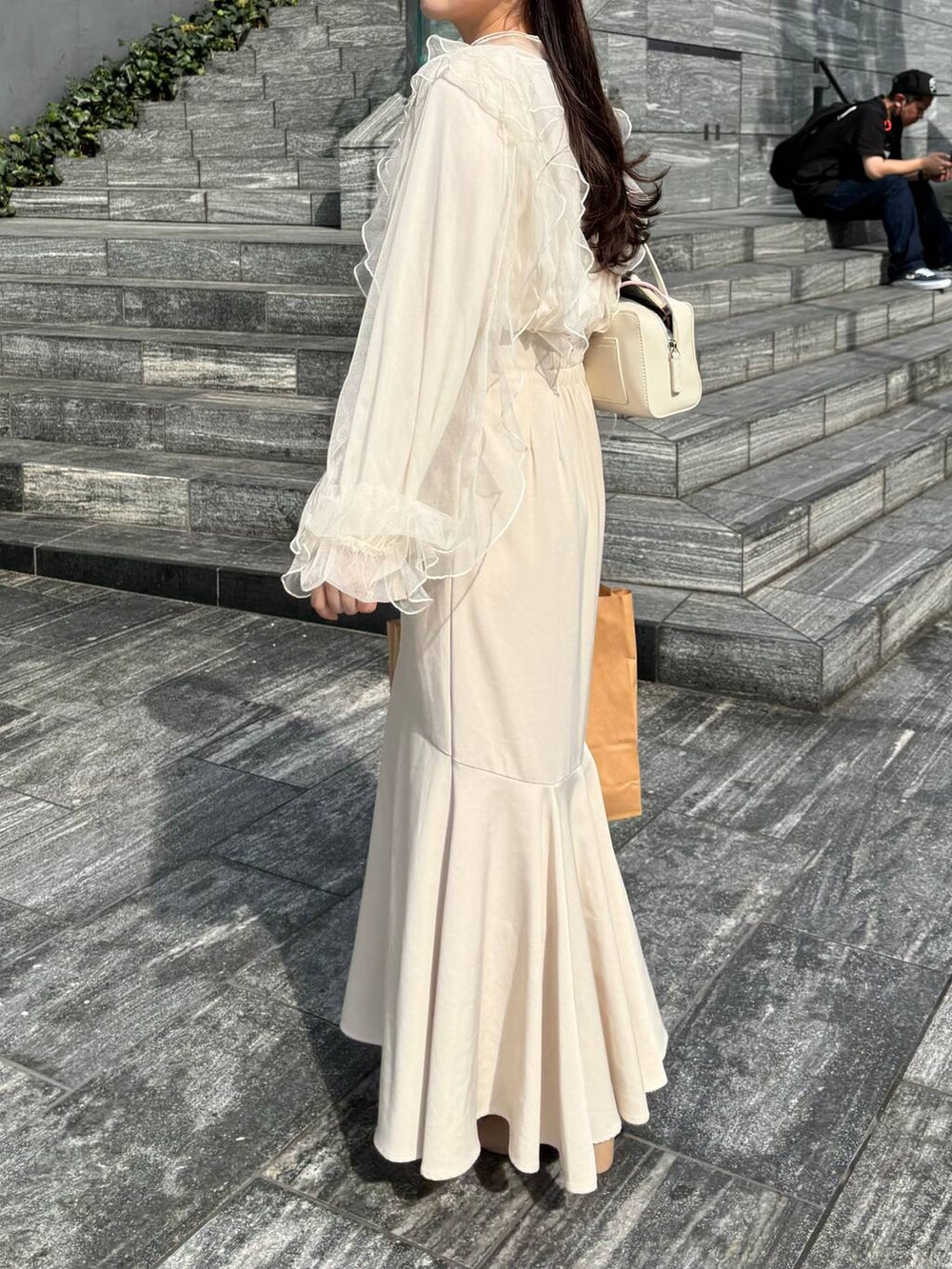 ホワイト系のシャツ/ブラウス、ホワイト系のスカートを着用したレディースの秋コーディネートの3枚目の写真