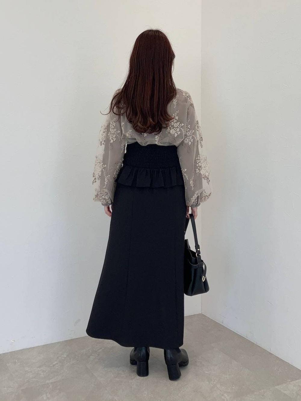 ホワイト系のブルゾン、ブラック系のショルダーバッグ、ブラウン系のシャツ/ブラウスを着用したレディースの秋コーディネートの4枚目の写真