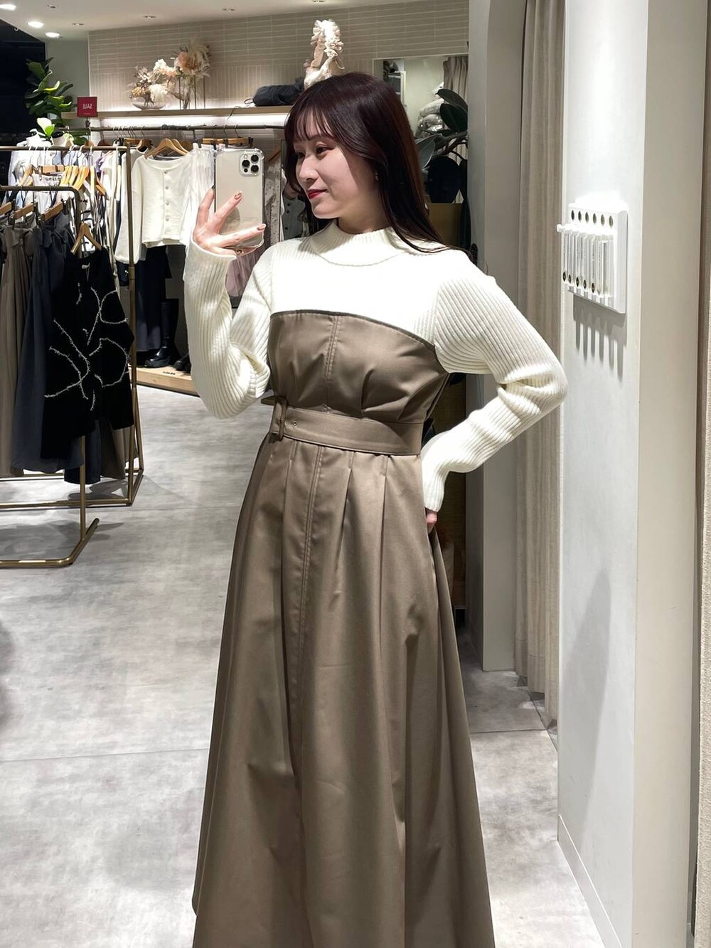 ブラウン系のブーツ、ブラウン系のワンピースを着用したレディースの冬コーディネートの2枚目の写真