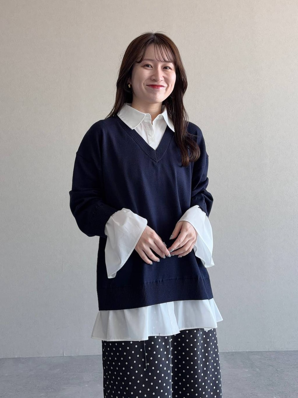 ブラック系のボストンバッグ、ブラック系のローファー、ブルー系のニット/セーターを着用したレディースの冬コーディネートの3枚目の写真