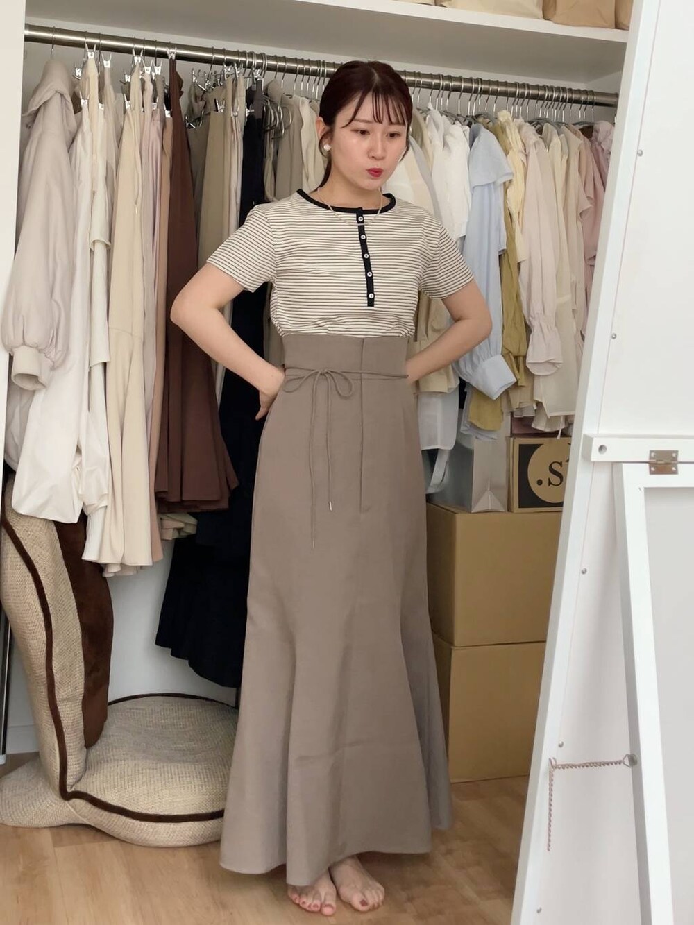 ホワイト系のTシャツ/カットソー、ベージュ系のスカートを着用したレディースの夏コーディネートの2枚目の写真