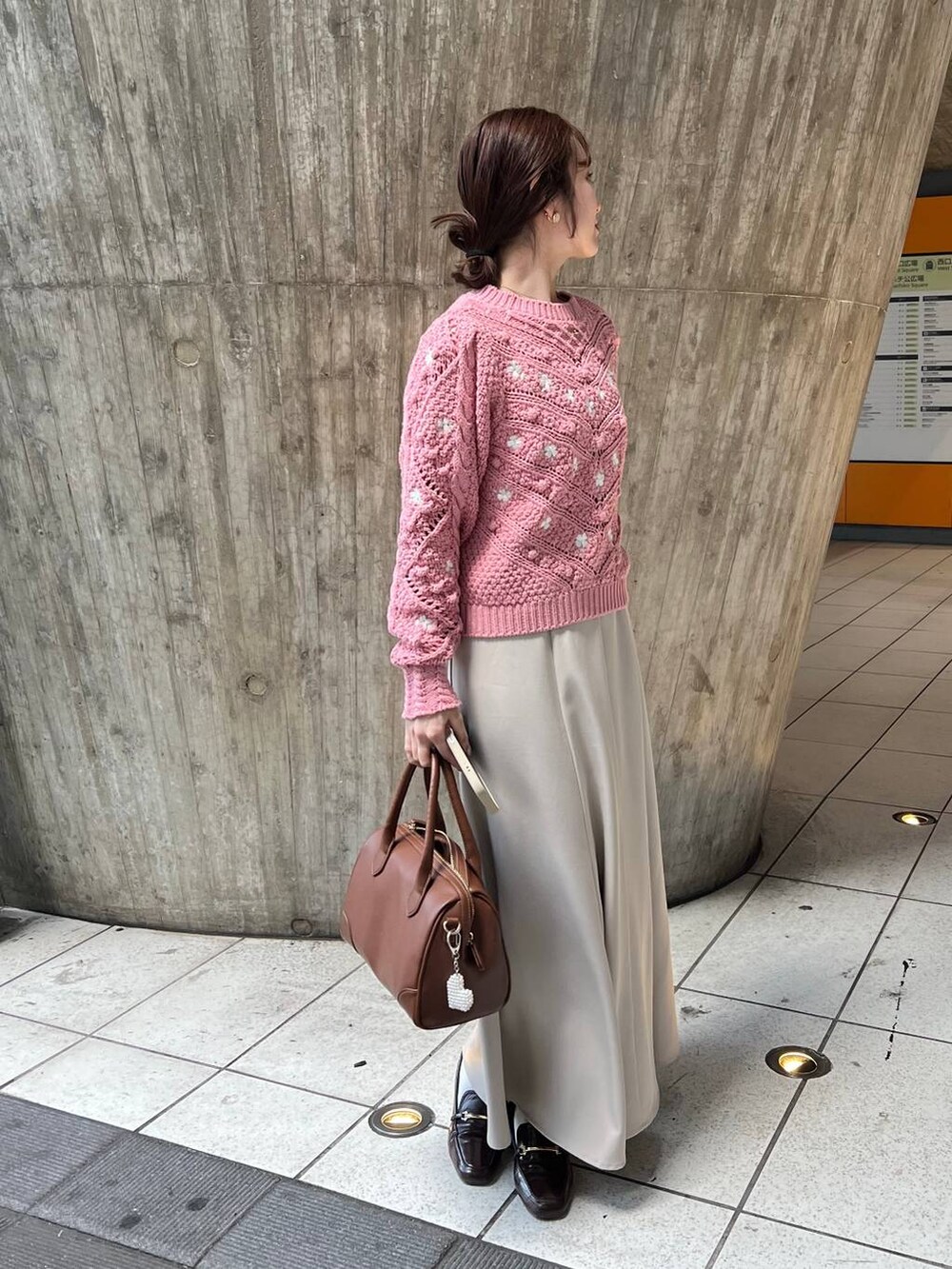 ベージュ系のワンピース、ピンク系のニット/セーターを着用したレディースの冬コーディネートの2枚目の写真