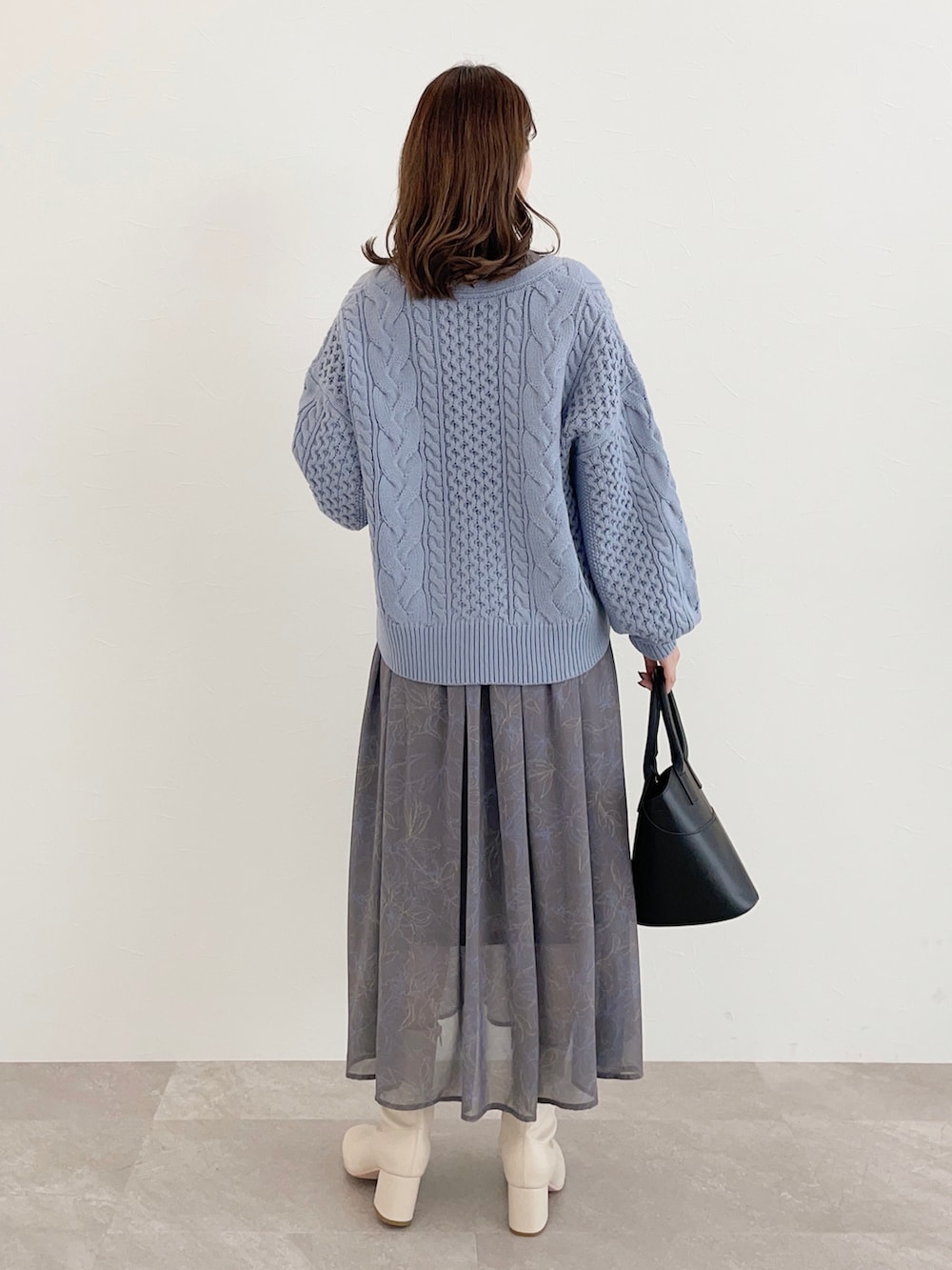 ブルー系のカーディガン/ボレロ、ブラック系のワンピース、ブラック系のショルダーバッグを着用したレディースの秋コーディネートの2枚目の写真