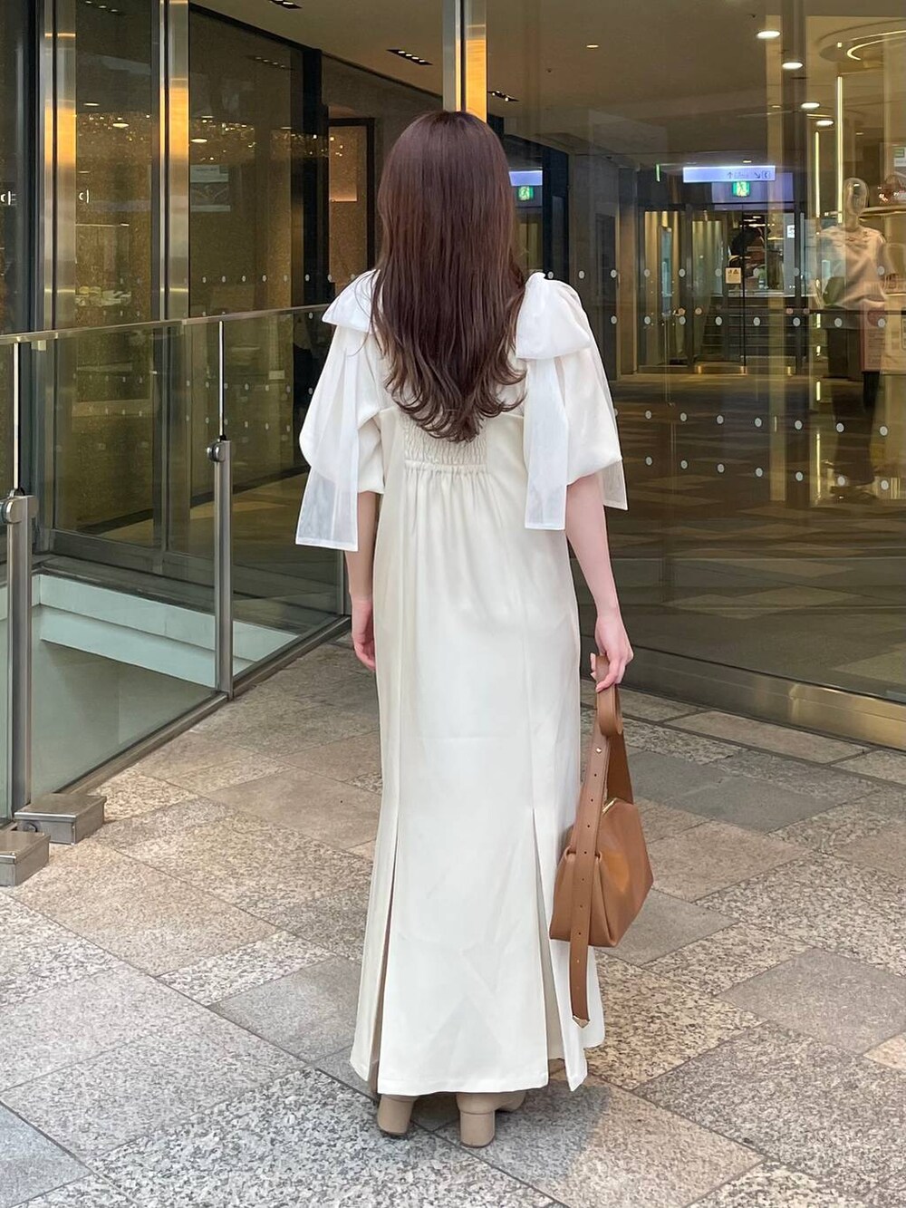 ホワイト系のシャツ/ブラウス、ブラウン系のショルダーバッグ、ホワイト系のワンピースを着用したレディースの春コーディネートの2枚目の写真