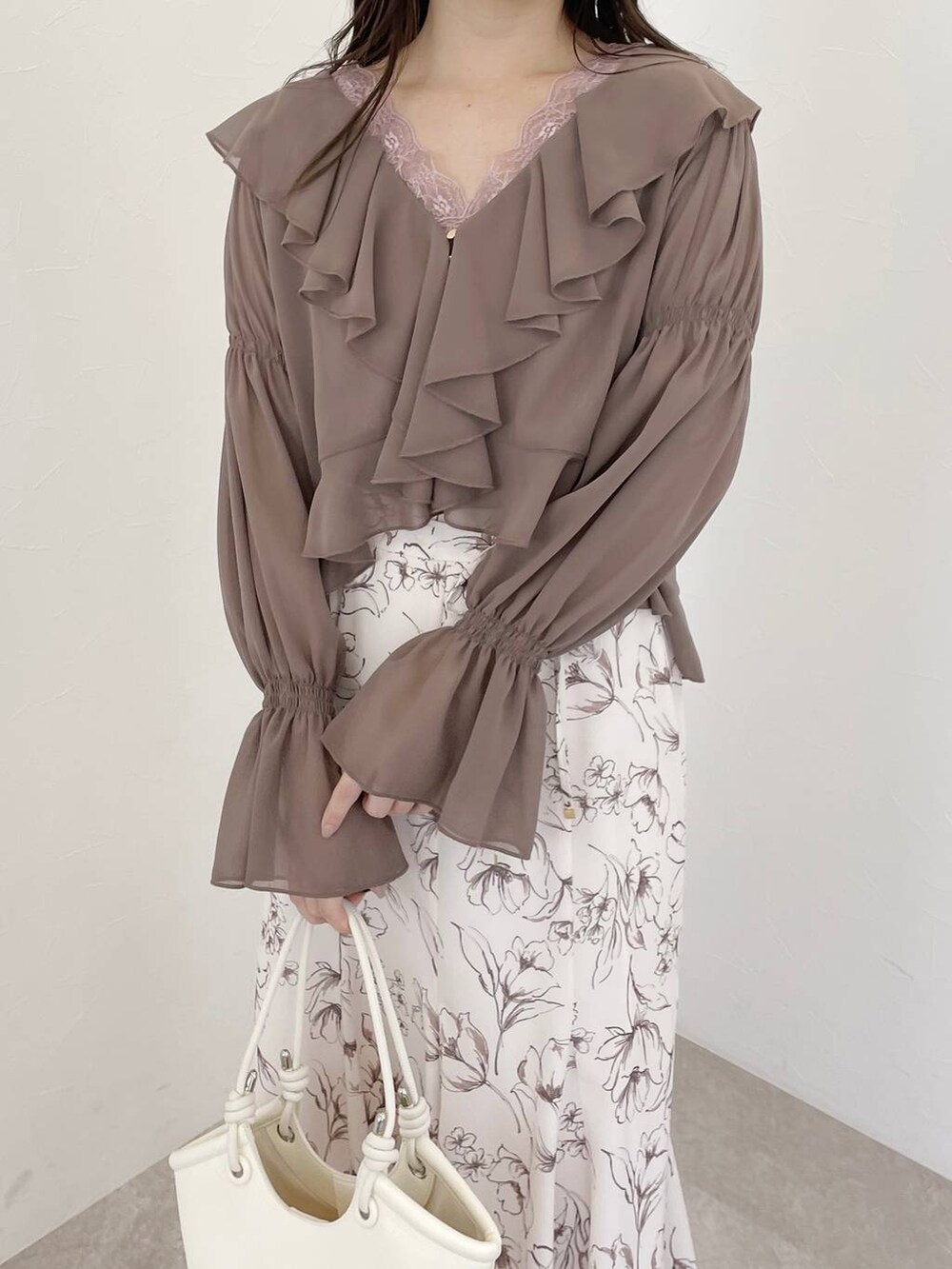 ピンク系のタンクトップ、ブラウン系のシャツ/ブラウス、ベージュ系のパンプスを着用したレディースの冬コーディネートの3枚目の写真