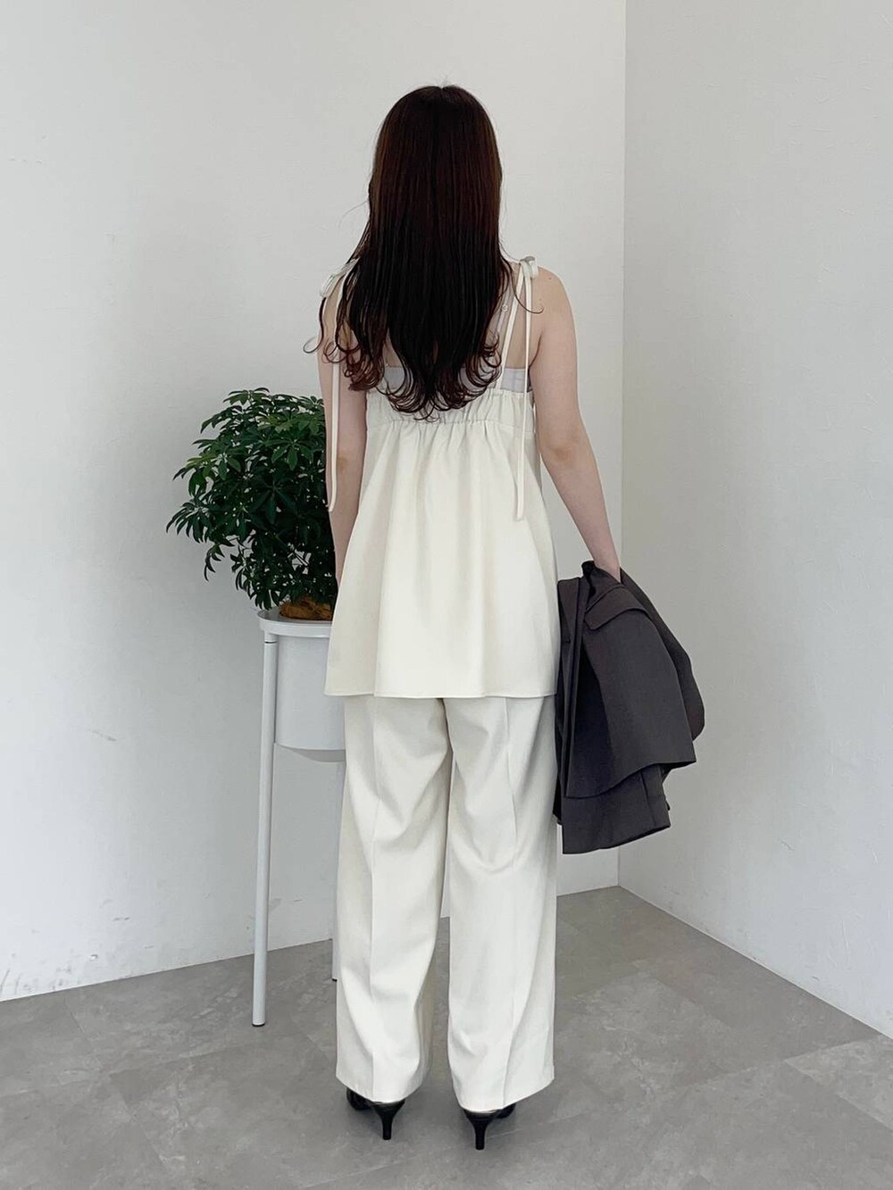 ブラウン系のテーラードジャケット、ブラック系のショルダーバッグ、ブラック系のパンプスを着用したレディースの夏コーディネートの4枚目の写真