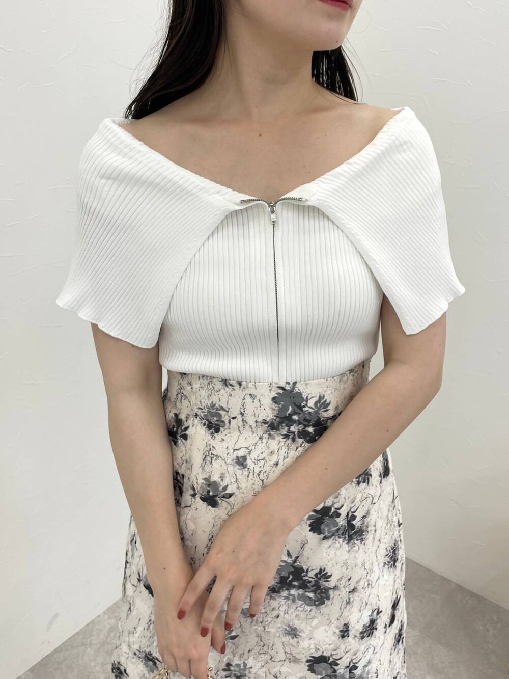 「フェミニン、低身長、モテ、デート/ロマンティック、mysty woman、ロングスカート、サンダル」｜「mysty womanのジャカード花柄スカート 120990（スカート、ホワイト系）」を使った、MiOさん（レディース・155cm）の夏コーディネートの4枚目の写真