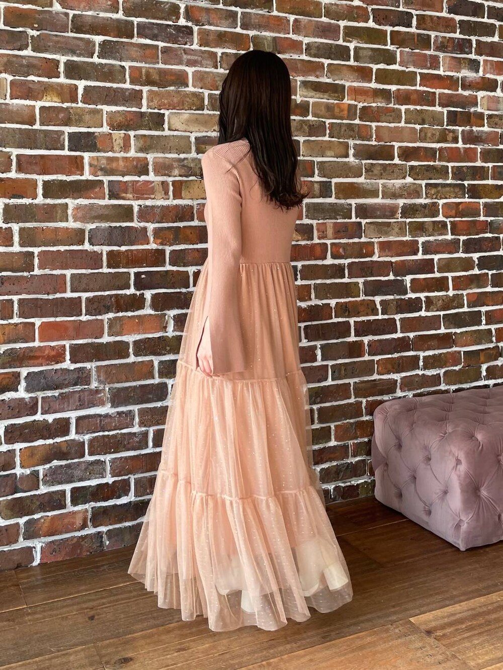 ホワイト系のブーツ、グレー系のカーディガン/ボレロ、ホワイト系のハンドバッグを着用したレディースの秋コーディネートの5枚目の写真