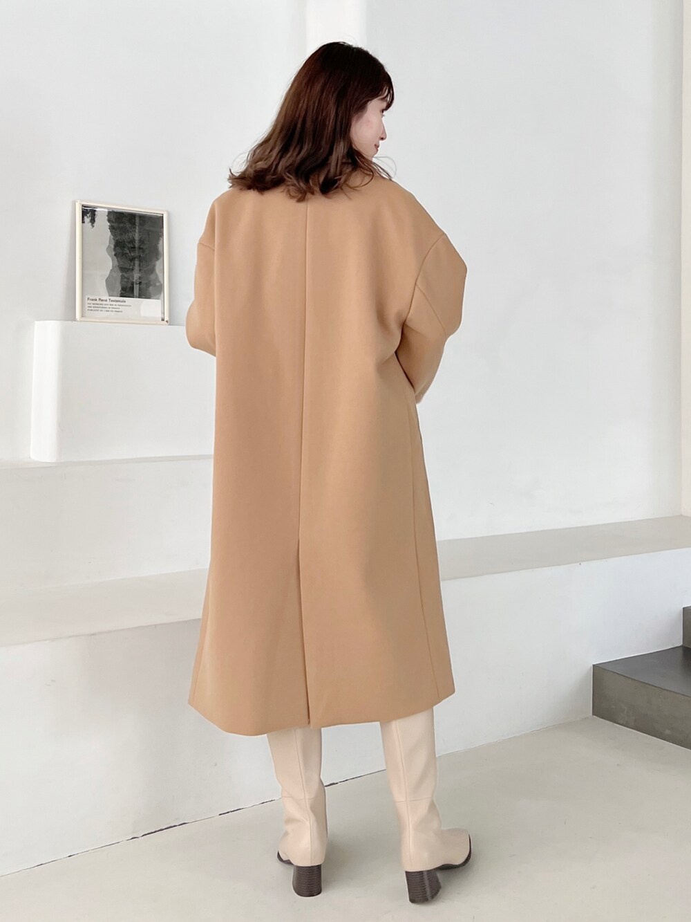 ホワイト系のニット/セーター、ベージュ系のチェスターコート、ベージュ系のその他パンツを着用したレディースの冬コーディネートの2枚目の写真