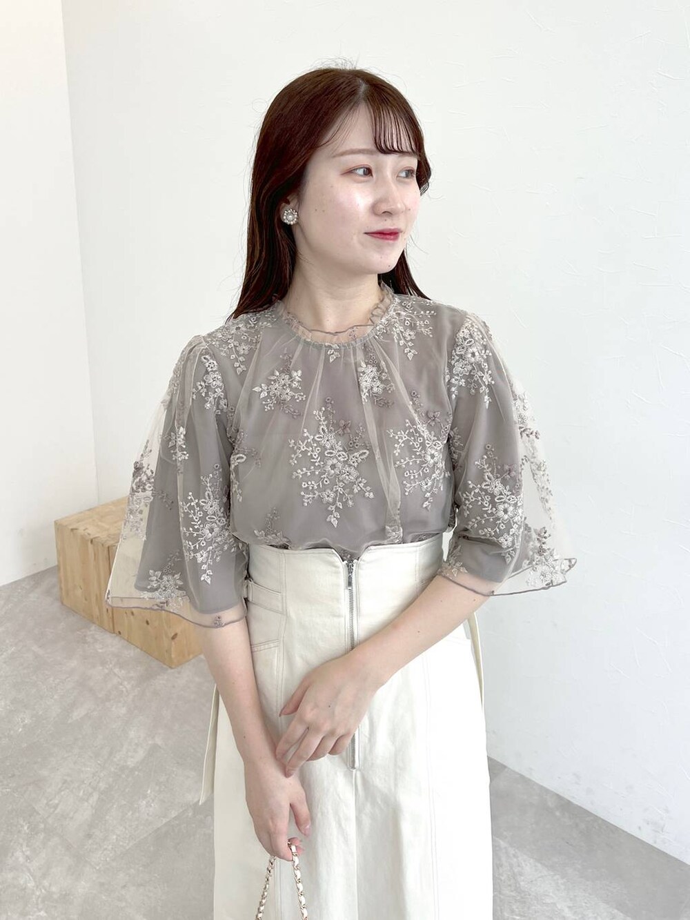 ブラウン系のシャツ/ブラウス、ホワイト系のショルダーバッグ、ホワイト系のサンダルを着用したレディースの夏コーディネートの3枚目の写真