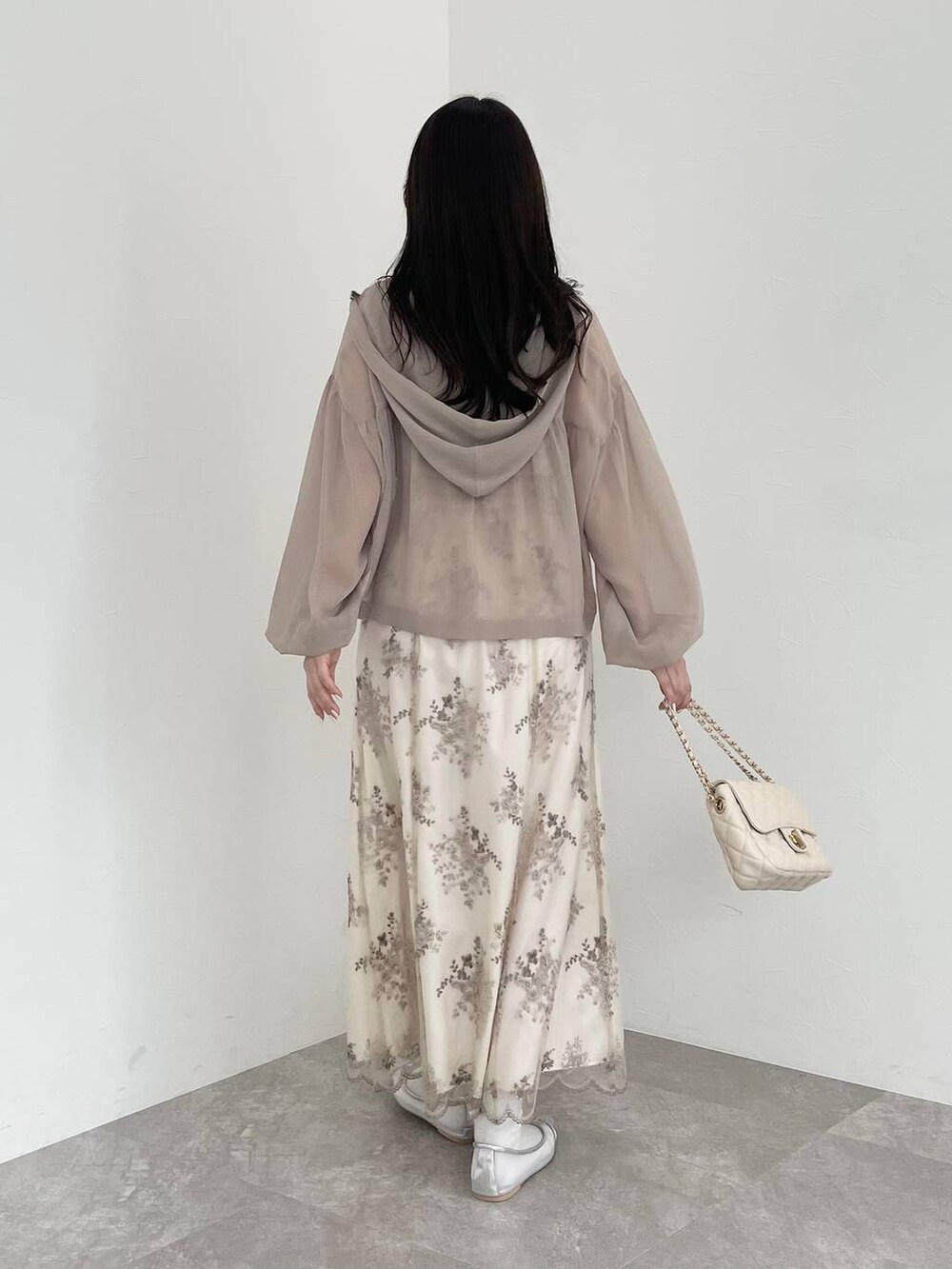 シルバー系のバレエシューズ、ホワイト系のスカート、ホワイト系のタンクトップを着用したレディースの春コーディネートの2枚目の写真