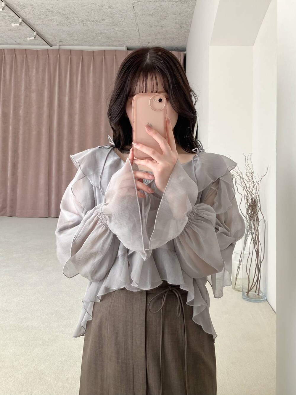 ホワイト系のショルダーバッグ、シルバー系のバレエシューズ、グレー系のスカートを着用したレディースの春コーディネートの3枚目の写真