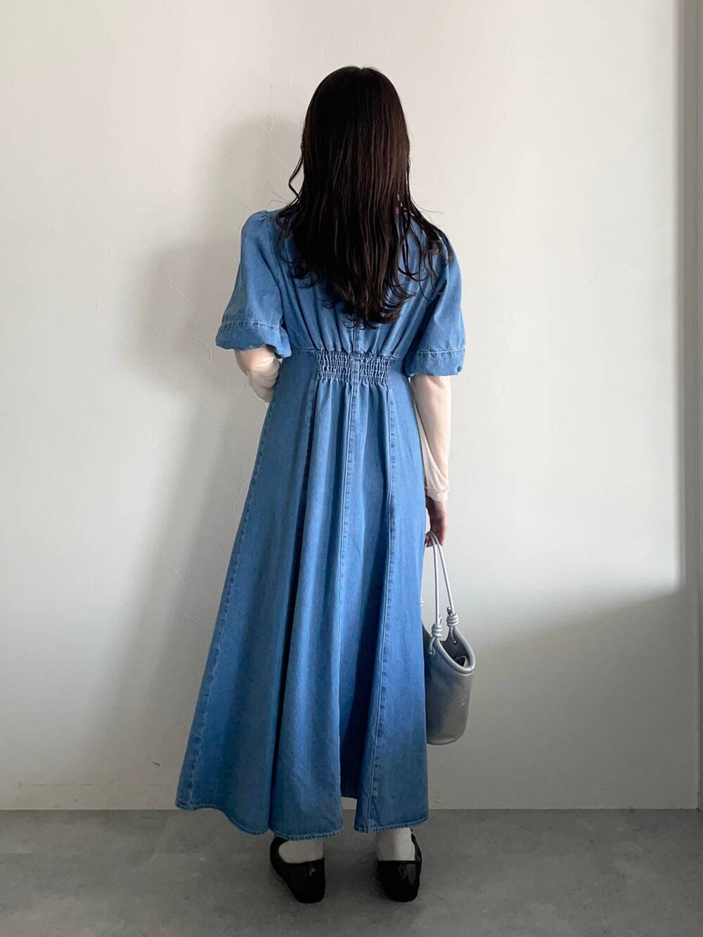 ブラック系のバレエシューズ、ホワイト系のTシャツ/カットソー、ブルー系のワンピースを着用したレディースの春コーディネートの6枚目の写真