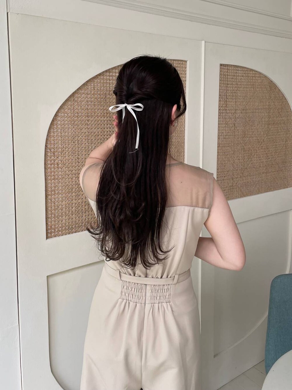 ベージュ系のパンプス、ホワイト系のショルダーバッグ、ベージュ系のつなぎ/オールインワンを着用したレディースの夏コーディネートの4枚目の写真