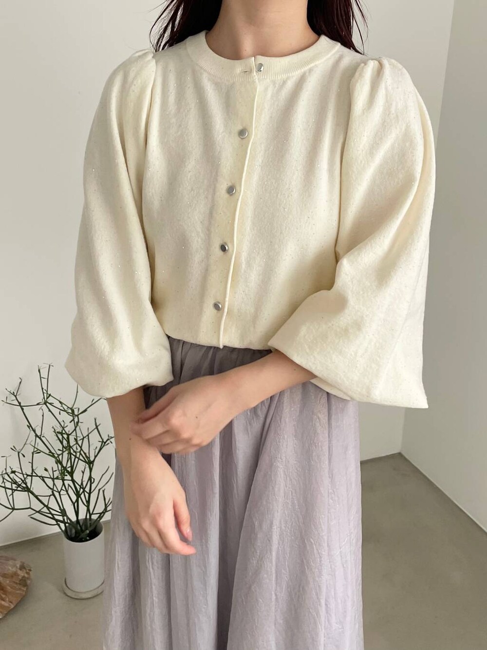 ブラウン系のブーツ、ホワイト系のカーディガン/ボレロ、ブラウン系のハンドバッグを着用したレディースの秋コーディネートの4枚目の写真